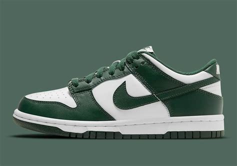 groen wit gestreept sporttenue nike|Green Nike Dunk Shoes.